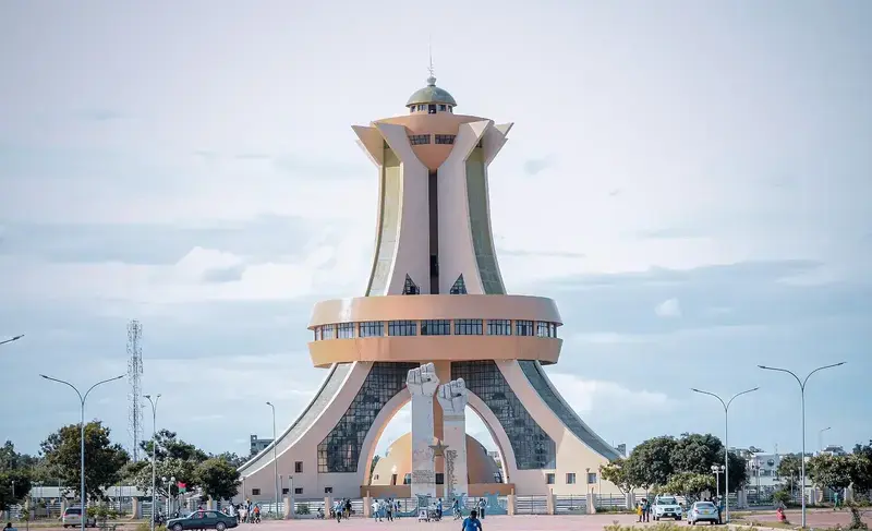 Vue frontale du Monument aux Héros Nationaux à Ouagadougou